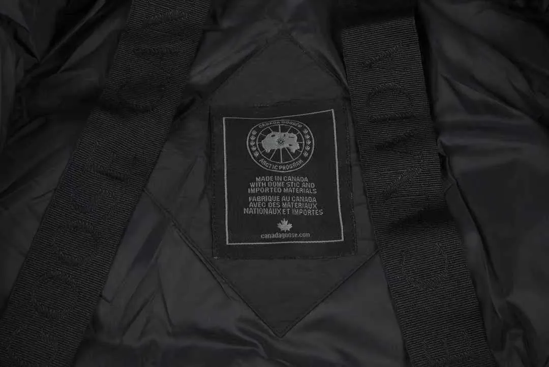 P800 Canada Goose Black Label Down Jacket The goose black label down jacket is a must-have in the outerwear world! The latest designer styles! The goose down jacket has always been a popular element of fashion and is loved by experts from all walks of life! Fashionable hooded cut, high-end customer-supplied fine goose down, high resilience, smooth zipper, strong and firm. Pockets on both sides can store small items, free your hands, and you can go out without worries. It can also meet the need of putting your hands in your pockets👏👏Produced by Big Goose, it can be used as a group uniform by many celebrities. This down jacket uses a double-layer anti-down lining design, which has strong windproof performance and will be very warm in winter! New standard 90% goose down filling, high fluffiness, windproof hooded design. When walking outdoors, pull the collar to the highest position, put your hands in the pockets and it will be very warm. It can be easily controlled by all body types! The interior is equipped with an elastic snow skirt design for better wrapping. The simple and neat style design highlights the masculine temperament. The impeccable style is classic and never goes out of style. It is warm and practical, and it is versatile! You can enter with your eyes closed! Size S-XXL